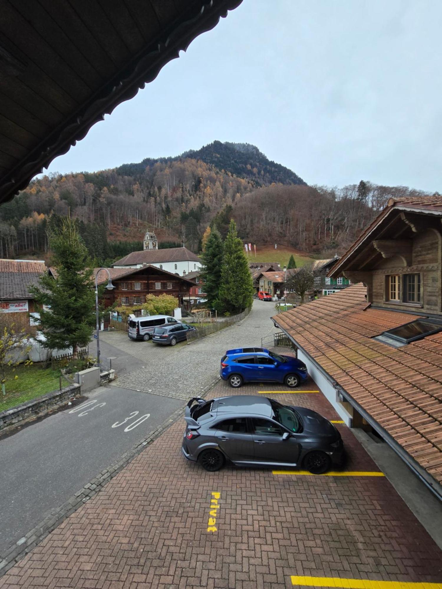 Gasthof Hirschen In Wilderswil Room photo